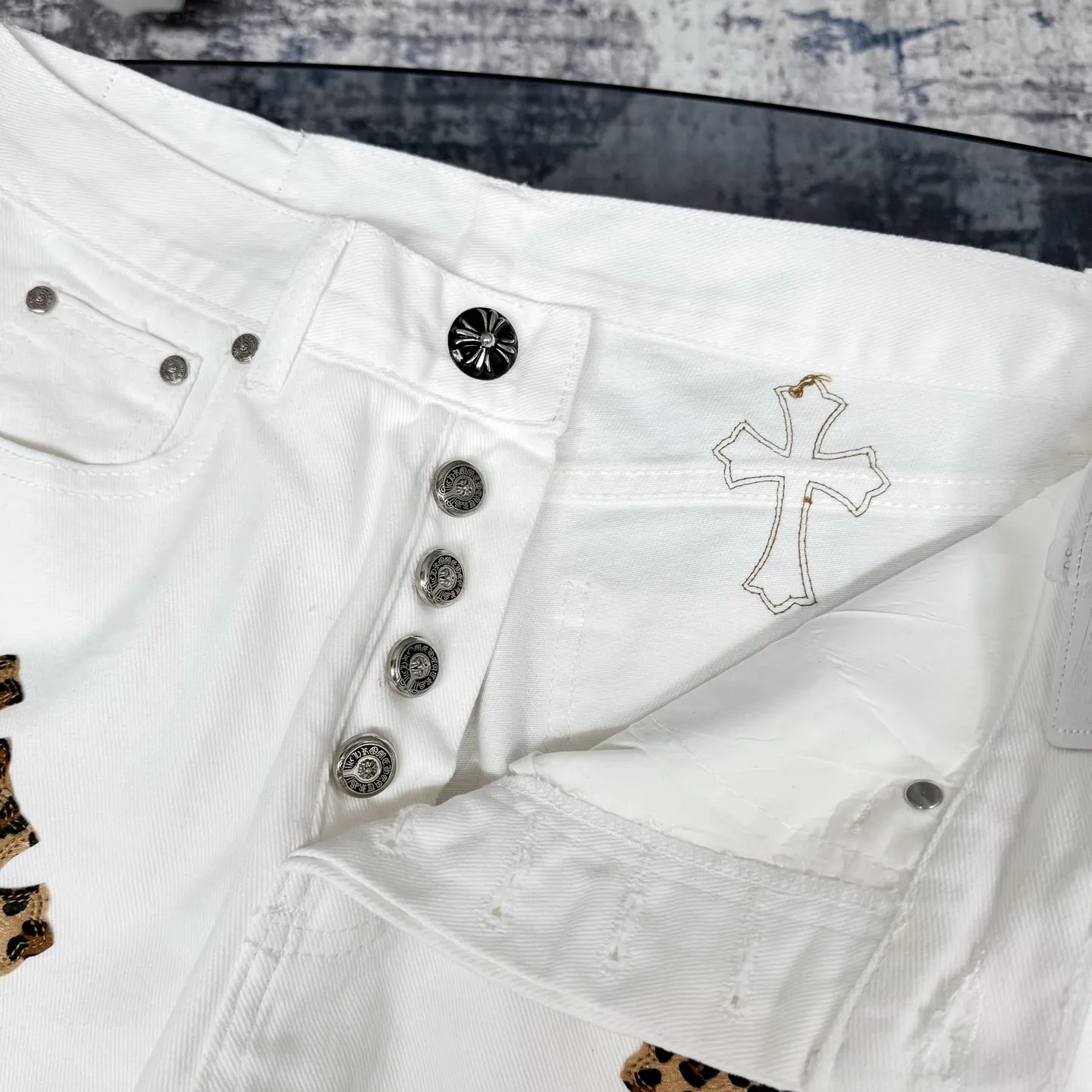P250 Chrome Hearts Mattyboy graffiti painted leopard print horse hair cross jeans Special Italian cowhide print and cut Customized sheepskin three-layer thick thread leather The whole body is spliced in heavy water washing process Craftsmen hand-splash ink You can see the details Three-dimensional cutting version Loose and comfortable without picking up the figure Make you taller and slimmer Factory Seiko Original quality control Same style for men and women Can be matched with couples Versatile recommendation Necessary jeans for all seasons Color: White Size: 28/30/32/34 Waist: 71/76/81/86 Hips: 95/100/105/110 Pants length: 98/100/102/104